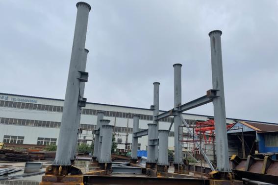 从围护到智能出入口 彩色压型复合板、金属门窗与工业大门系统化施工指南